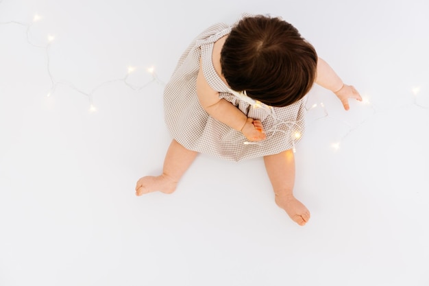 niño pequeño jugando con luces