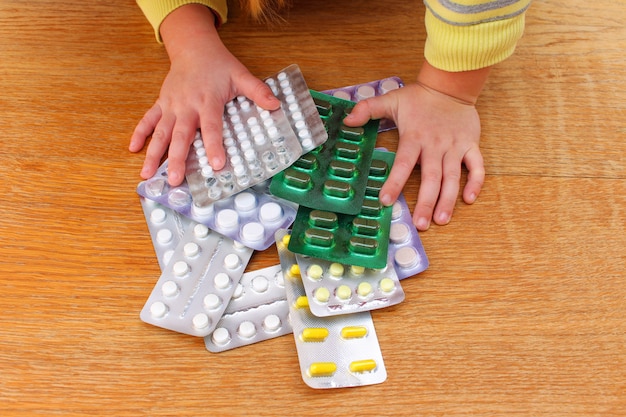 Un niño pequeño jugando con medicamentos.