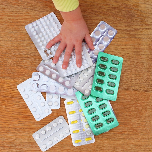 Niño pequeño jugando con medicamentos