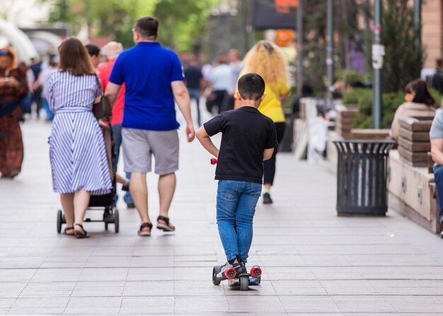 Niño pequeño jugando con un scooter