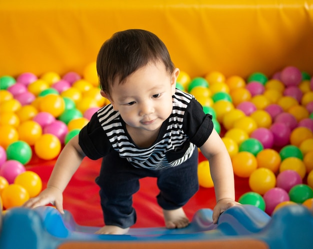 Niño pequeño jugando en el tobogán