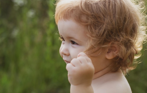 Niño pequeño jugar en el parque retrato de un bebé feliz en el campo de hierba cara de bebé cerrar gracioso pequeño ch