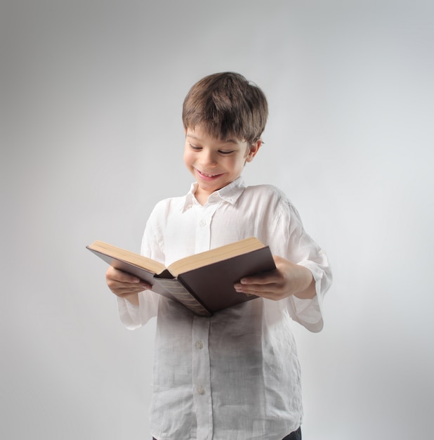 Niño pequeño leyendo