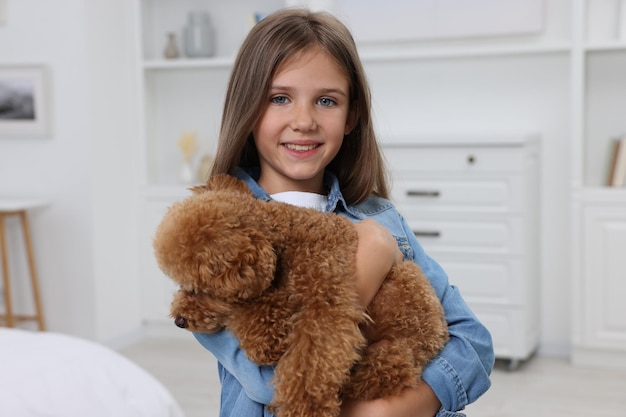 Niño pequeño con lindo cachorro en casa Hermosa mascota