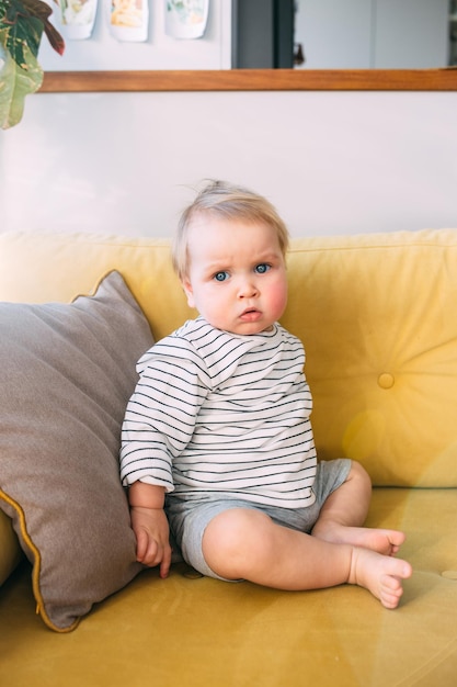 Un niño pequeño y lindo está jugando en casa