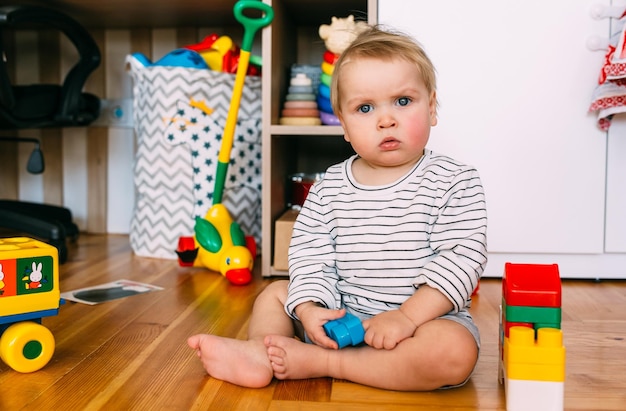 Un niño pequeño y lindo está jugando en casa