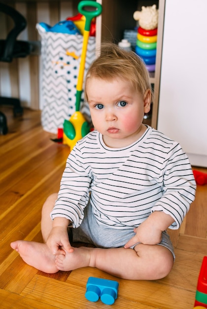 Un niño pequeño y lindo está jugando en casa