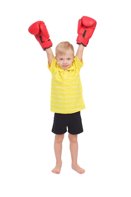 Niño pequeño lindo con los guantes de caja