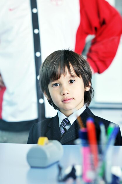 un niño pequeño y lindo ha experimentado con tubos de ensayo en un laboratorio moderno y luminoso