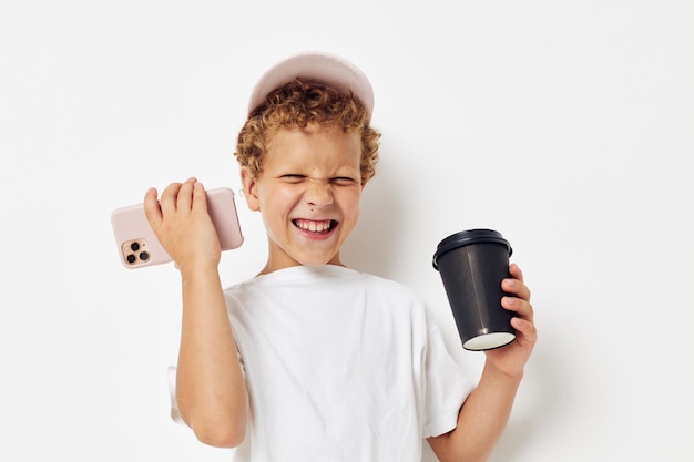 Niño pequeño lindo, ¿qué tipo de bebida es el teléfono en la mano? Fondo de luz de comunicación inalterado.