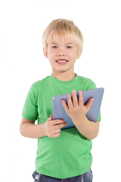 Niño pequeño lindo que usa la PC de la tableta