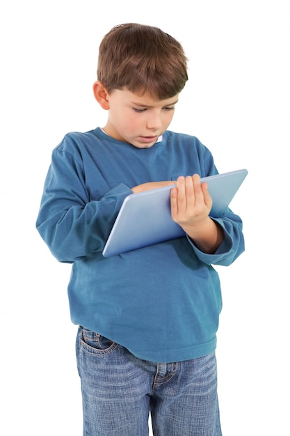 Niño pequeño lindo que usa la PC de la tableta