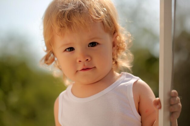 niño pequeño, en, luz del sol