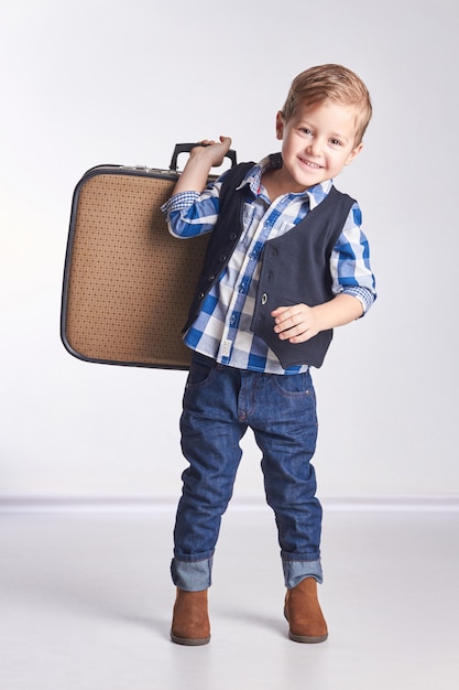 Niño pequeño con maleta ir de vacaciones viajes