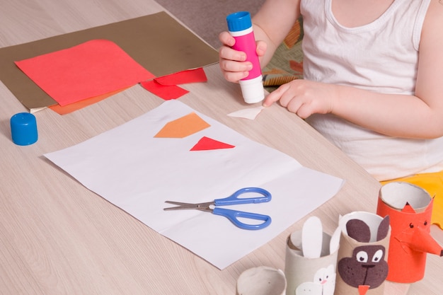 Foto un niño pequeño mancha papel con pegamento.