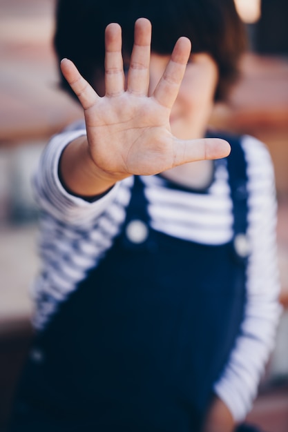 Niño pequeño, con, mano abierta