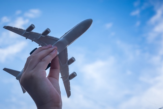 Niño pequeño manos sosteniendo avión