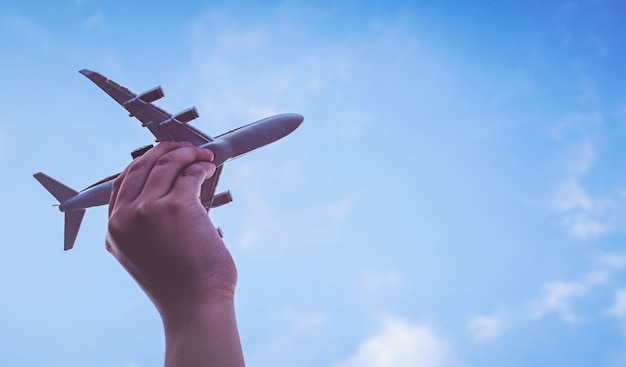 Niño pequeño manos sosteniendo avión