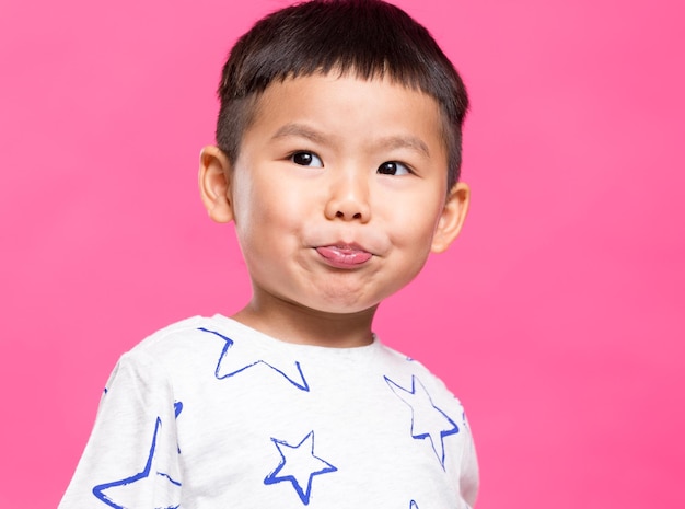 Un niño pequeño mostrando su sonrisa