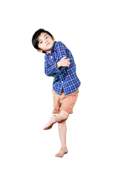 Niño pequeño muestra movimiento de baile de estilo libre en el estudio