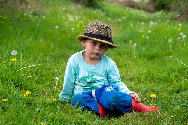 Un niño pequeño en la naturaleza.