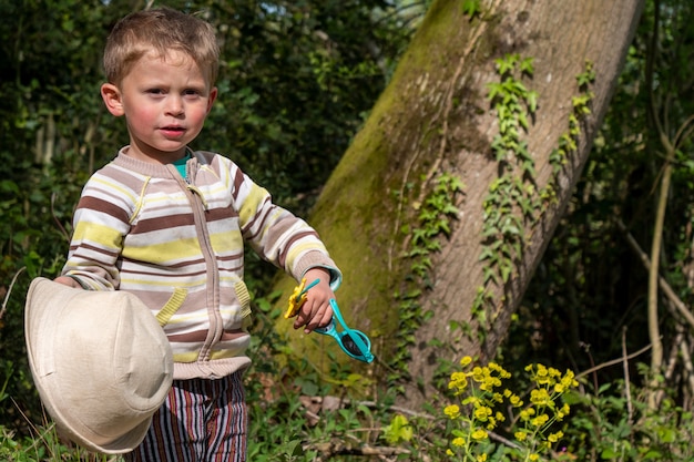 Foto un niño pequeño en la naturaleza.