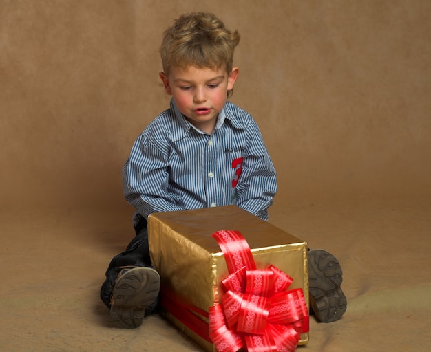 Niño pequeño con navidad presente