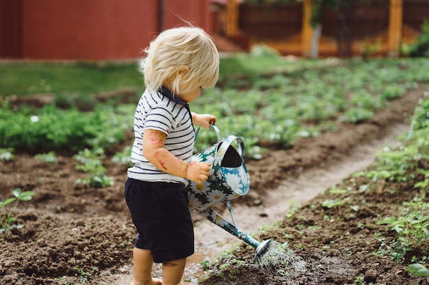 Un niño pequeño un niño asperja fresa