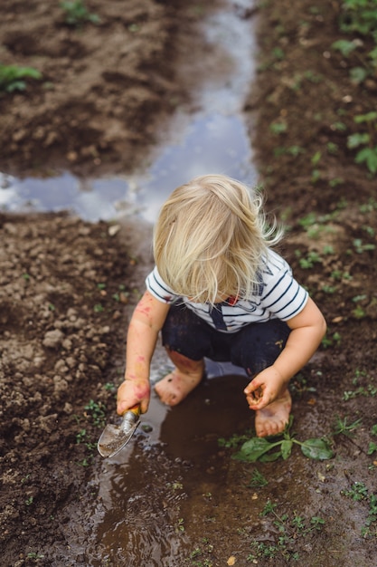 Un niño pequeño un niño asperja fresa