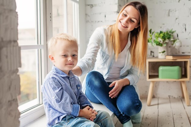 Niño pequeño niño en tela azul en casa