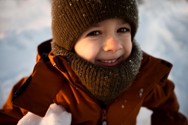 Un niño pequeño en un paisaje de invierno.