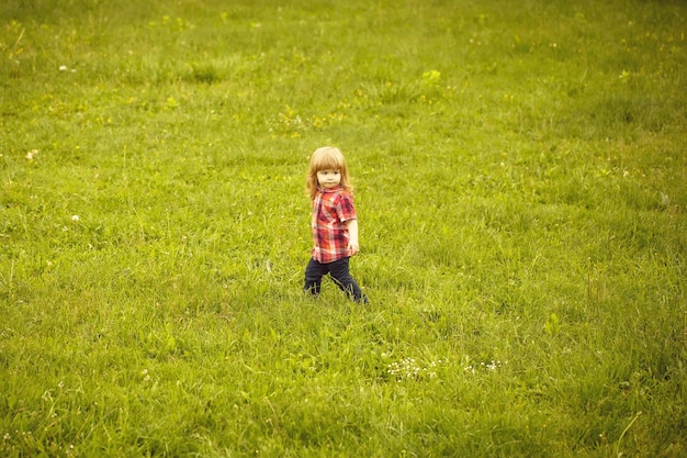 Niño pequeño, en, pasto verde