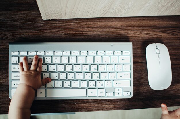 un niño pequeño el pecho escribiendo en el teclado