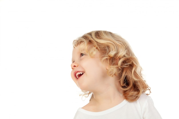 Niño pequeño pensativo mirando hacia arriba