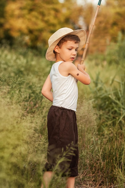 niño pequeño pescando con una caña