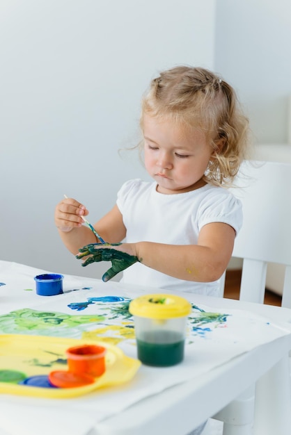 Niño pequeño pintando en casa tiempo libre creativo