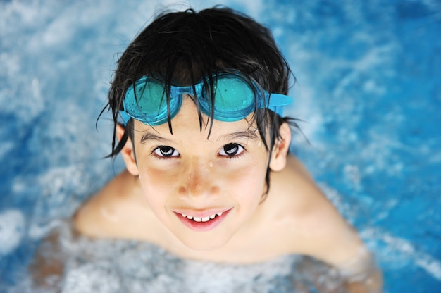 Niño pequeño en la piscina