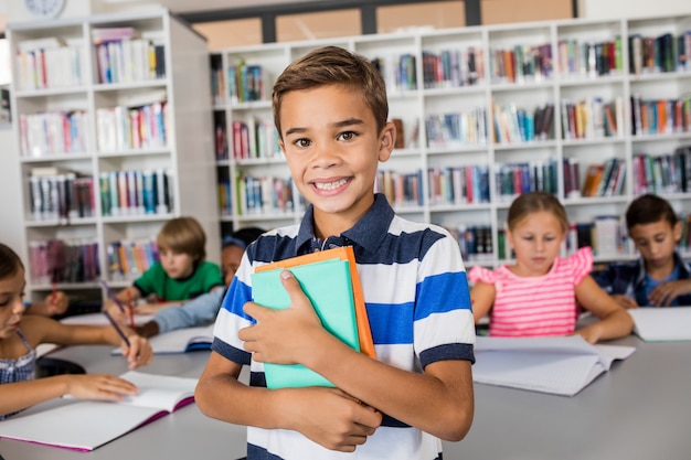 Niño pequeño, posición, con, cuadernos