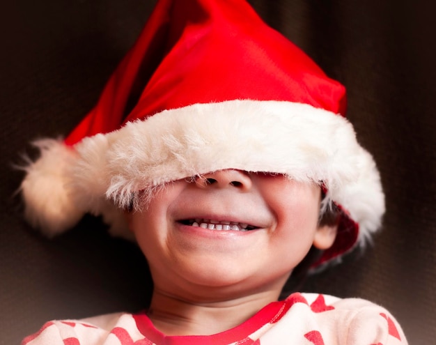 niño pequeño en primer plano de sombrero de santa