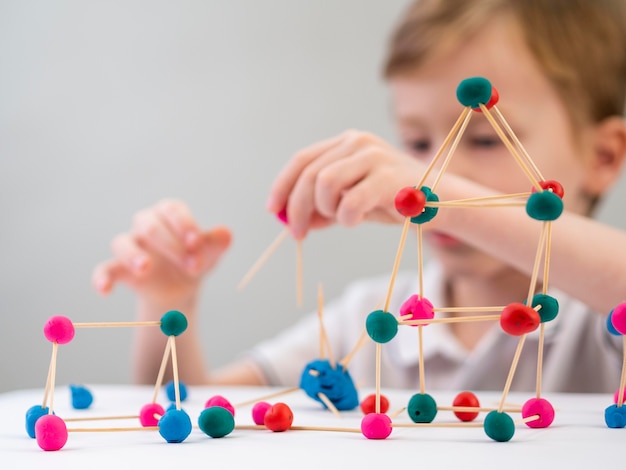 Niño pequeño que juega con el juego de la química