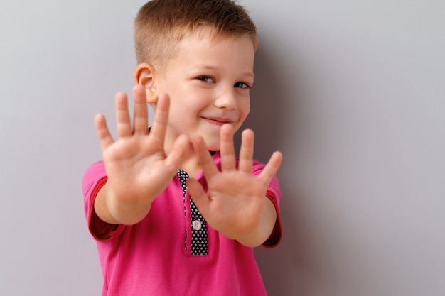 Niño pequeño que muestra aversión, gesticulando