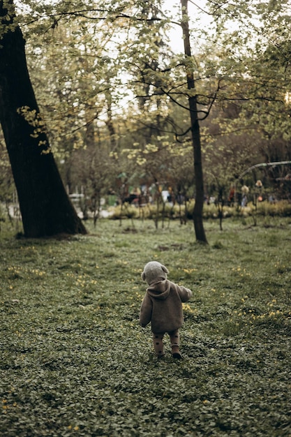 Un niño pequeño que se perdió en el parque o en el bosque.