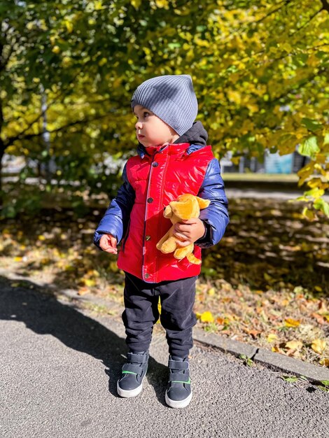 Foto un niño pequeño que está de pie en la calle