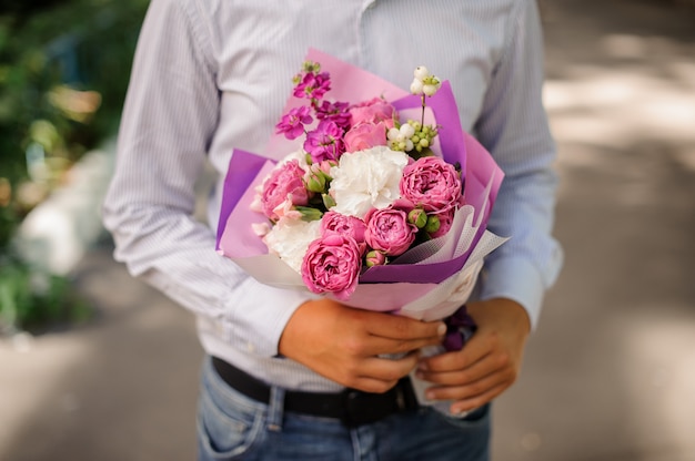 Niño con un pequeño ramo de flores