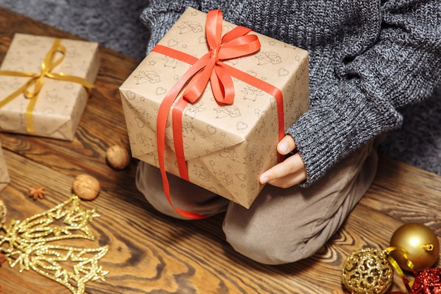 Niño pequeño con un regalo