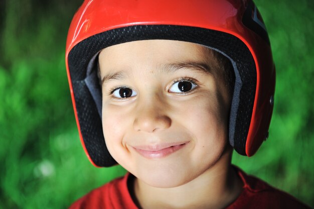 Niño pequeño con el retrato de casco de seguridad biking