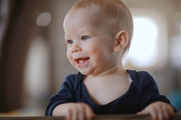 niño pequeño se ríe sonriendo un niño alegre