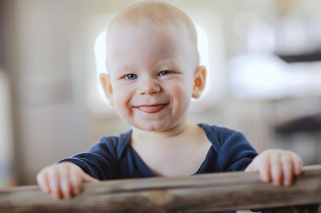 niño pequeño se ríe sonriendo un niño alegre