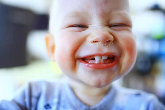 Foto niño pequeño se ríe sonriendo un niño alegre