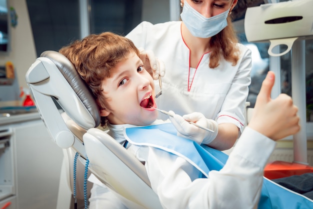 Niño pequeño sonriendo en el consultorio dental